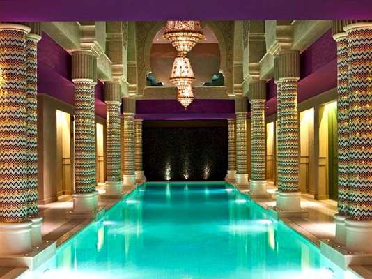 So Spa, Sofitel Legend Old Cataract Hotel, Aswan, Egito: um hammam, piscina aquecida, um lounge de chás orientais e um restaurante de alimentos de baixas calorias complementam os oito salões de tratamento do So Spa do Sofitel de Aswan, no Egito. Os salões parecem consultórios médicos modernos, mas o estilo egípcio esta presente nos detalhes da decoração, como os pilares com mosaicos da piscina coberta